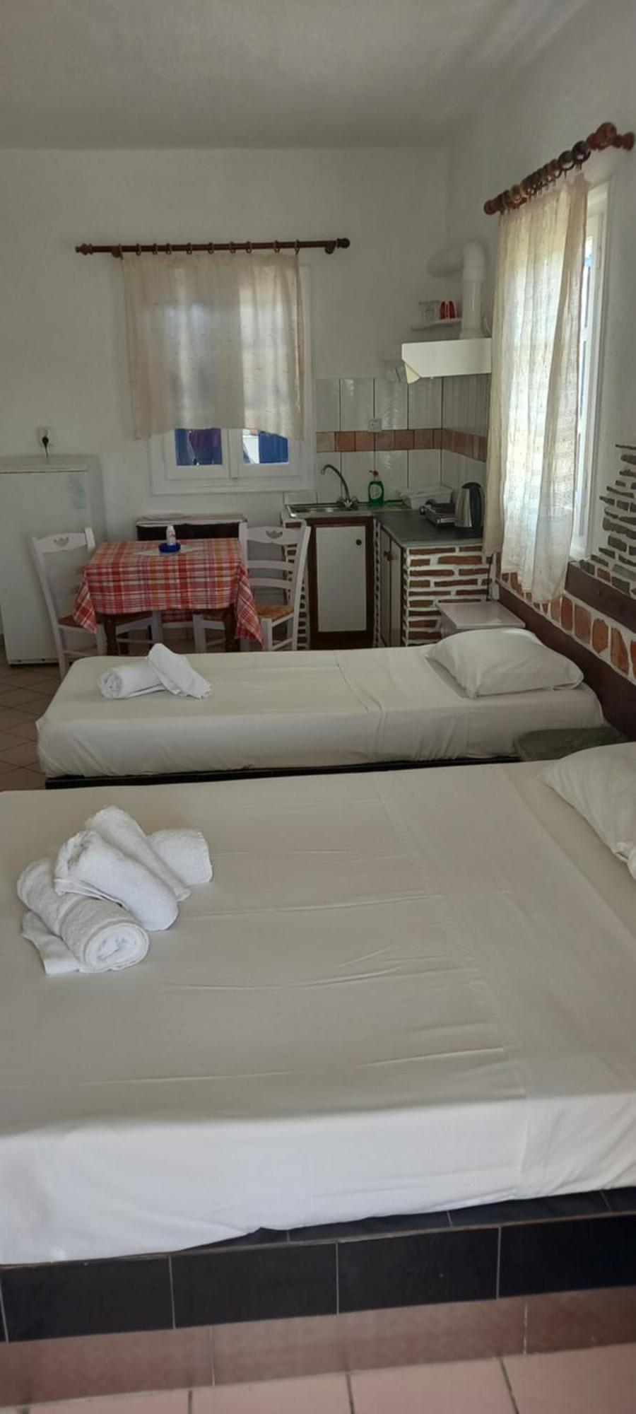 Aposperitis Rooms & Apartments Kini Extérieur photo